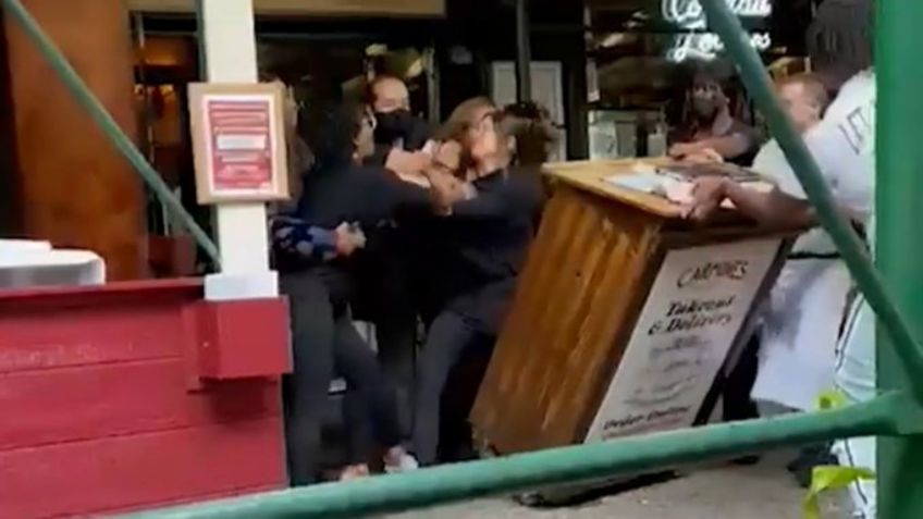 Empleada de restaurante es golpeada por comensales tras solicitarles prueba de Covid-19  | VIDEO