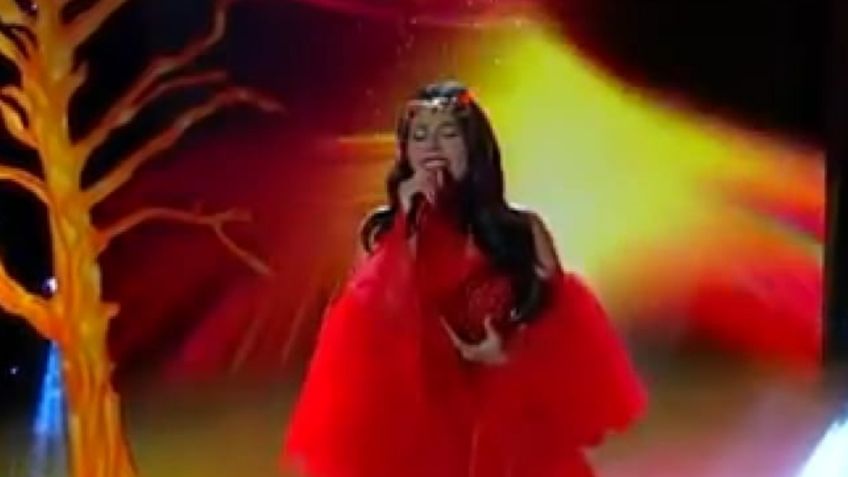 Kristal Silva se atrevió a cantar en VLA un éxito de Yuridia en hermoso vestido rojo y así reaccionó el público