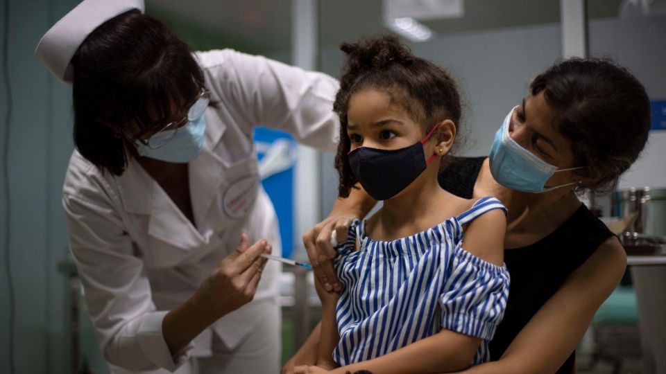 Cofepris avala la inoculación para menores, pero sólo a quienes tengan un amparo, afirma Jorge Mancilla (Foto: AP)
