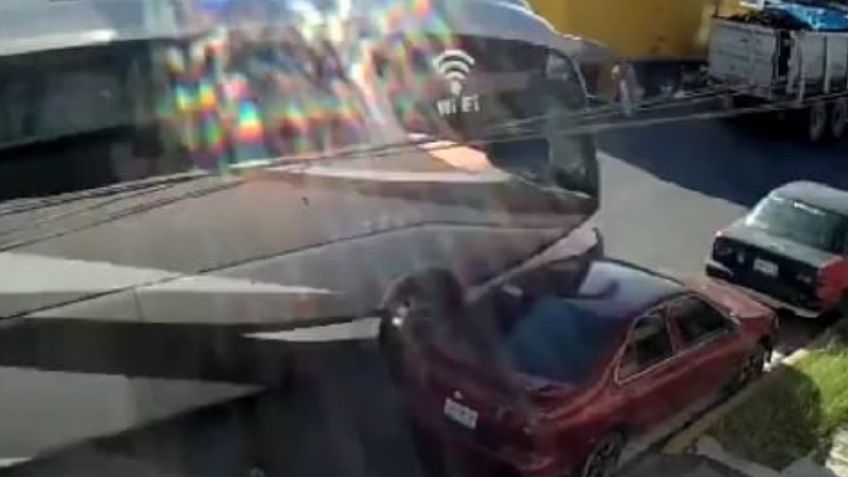 El momento exacto en que un autobús sin freno chocó contra cinco vehículos en Banderilla-Xalapa