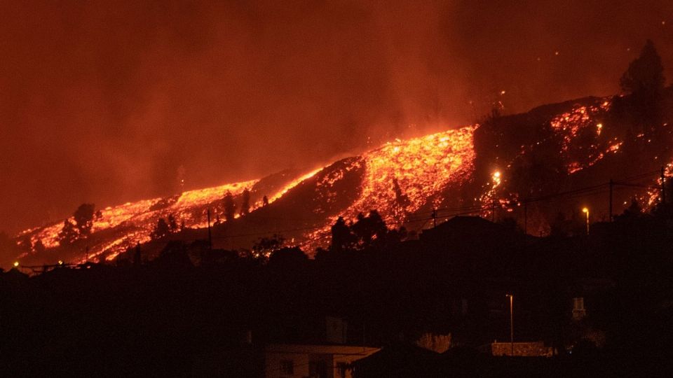 Lava del volcán en La Palma se acerca al mar. (Foto: AFP)