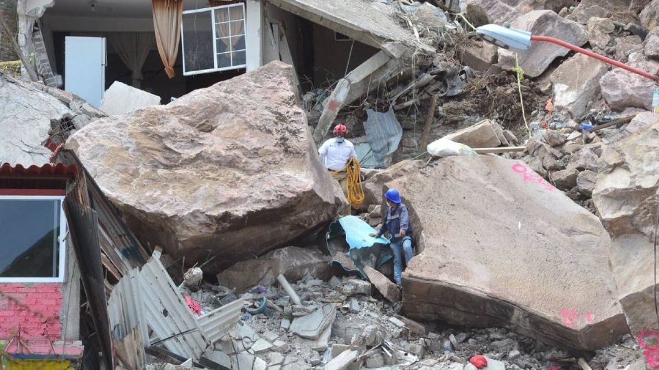 Analizan romper roca de 200 toneladas para continuar búsqueda (Foto: Especial)