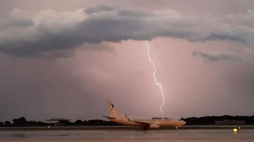 VIDEO: Captan momento justo en que un rayo impacta sobre un avión en el aeropuerto de Barcelona