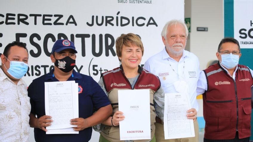 Con hechos, Laura Beristain cumple con entrega de escrituras a familias de Cristo Rey