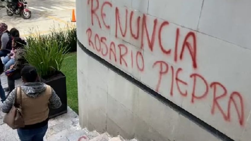 Feministas toman sede de la CNDH; exigen la renuncia de Rosario Piedra