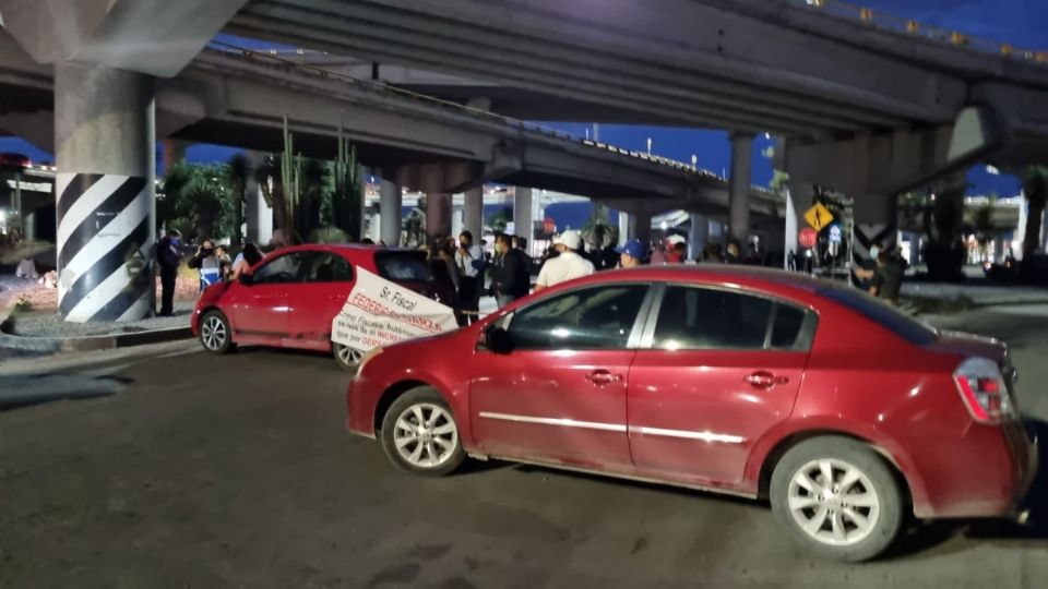 Los manifestantes instalaron un primer bloqueo sobre la Carretera 57, en el sentido que lleva precisamente a la zona fabril. FOTO: ESPECIAL