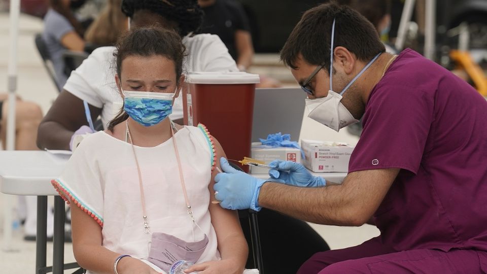 Podrán acceder a la vacuna los adolescentes que presenten condiciones cardiacas crónicas. Foto: AP