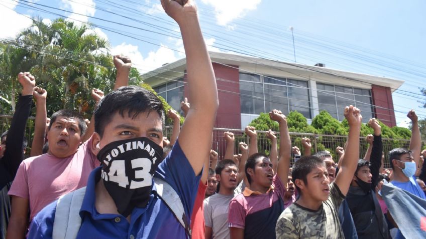 Familiares de los 43 normalistas de Ayotzinapa llegan a CDMX para protestar frente a la FGR