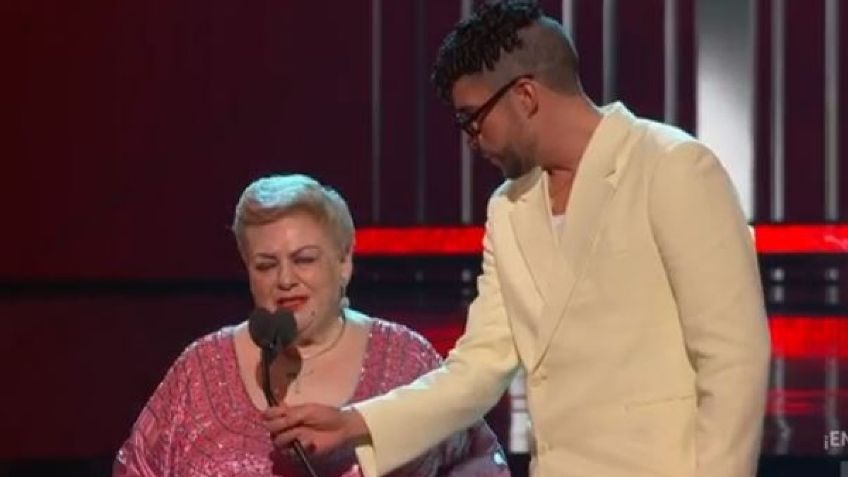 Paquita "La del barrio" le dijo ¡inútil! a Bad Bunny mientras él intentaba ayudarla en los Premios Billboard | VIDEO