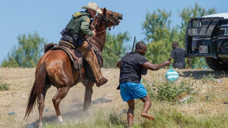 Los agentes fronterizos persiguieron a haitianos Foto: AFP