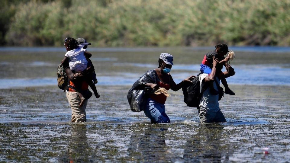 Pese a las expulsiones, los migrantes siguen cruzando a EU, a través del Río Grande. Foto: AFP