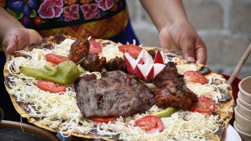 Pizza de Tlayuda de famosa cadena causa polémica por NO representar al icónico platillo oaxaqueño