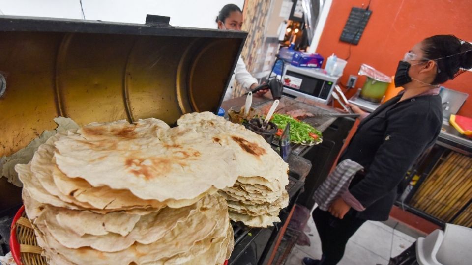 Se les conoce también como tlayudas a la tortilla de maíz, de aproximadamente 30 centímetros de diámetro, con la cual se elabora el platillo. FOTO: Cuartoscuro