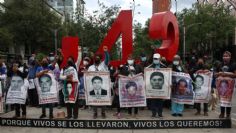 Blindan el Zócalo de CDMX antes de la marcha por los 43 normalistas de Ayotzinapa