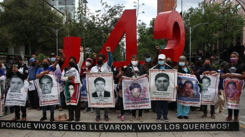 Blindan el Zócalo de CDMX antes de la marcha por los 43 normalistas de Ayotzinapa