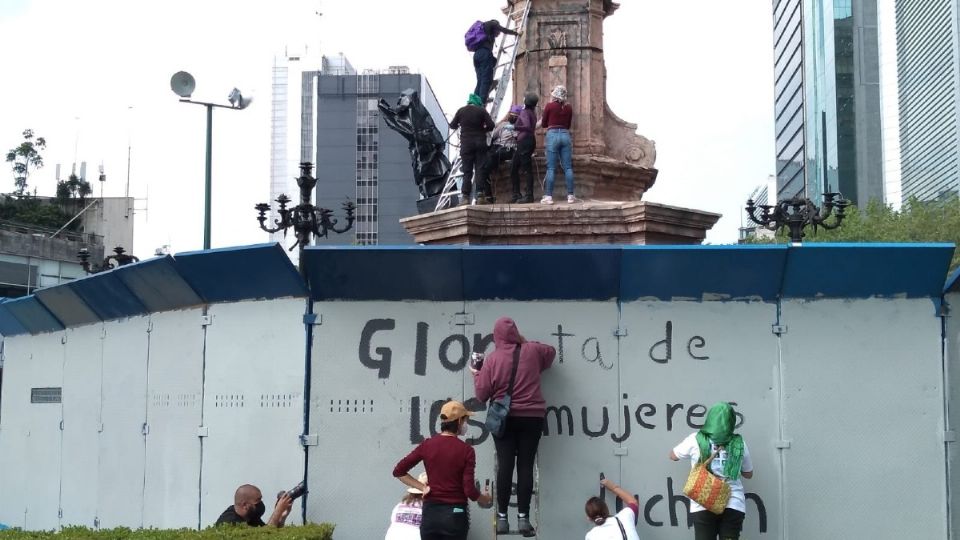 En el Monumento a Colón un grupo de mujeres colocaron su antimonumento. Foto: Twitter