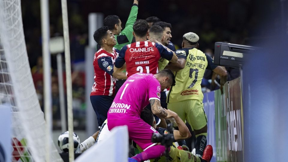 Con buen futbol y pasión, América y Chivas entretienen, pero falta el gol. Foto: Mexsport
