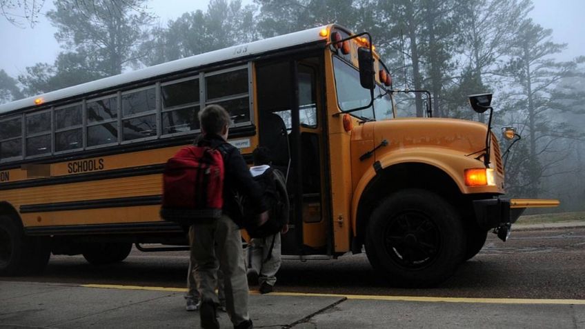 APUÑALÓ varias veces al chofer, mientras los NIÑOS en el autobús escolar presenciaban todo