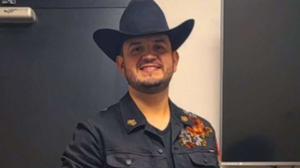 Es vocalista de Calibre 50. Especial