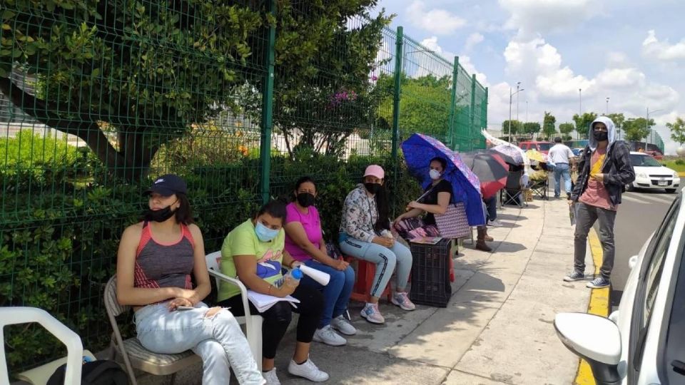 Con 17 horas de anticipación, jóvenes morelianos inician filas para segunda dosis de la vacuna Covid (Foto: Especial)