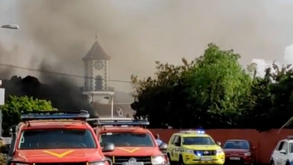 El campanario pareció derretirse en cuanto fue alcanzado por la lava. Foto: Captura de pantalla