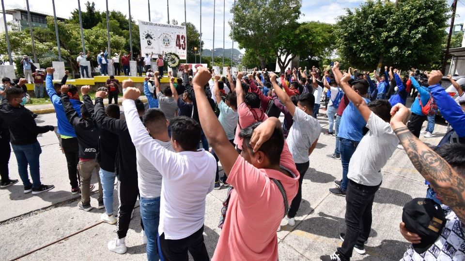 RECUERDO. Estudiantes de la Normal Rural de Ayotzinapa marcharon ayer por las principales calles de la ciudad de Chilpancingo, Guerrero. Foto: Cuartoscuro