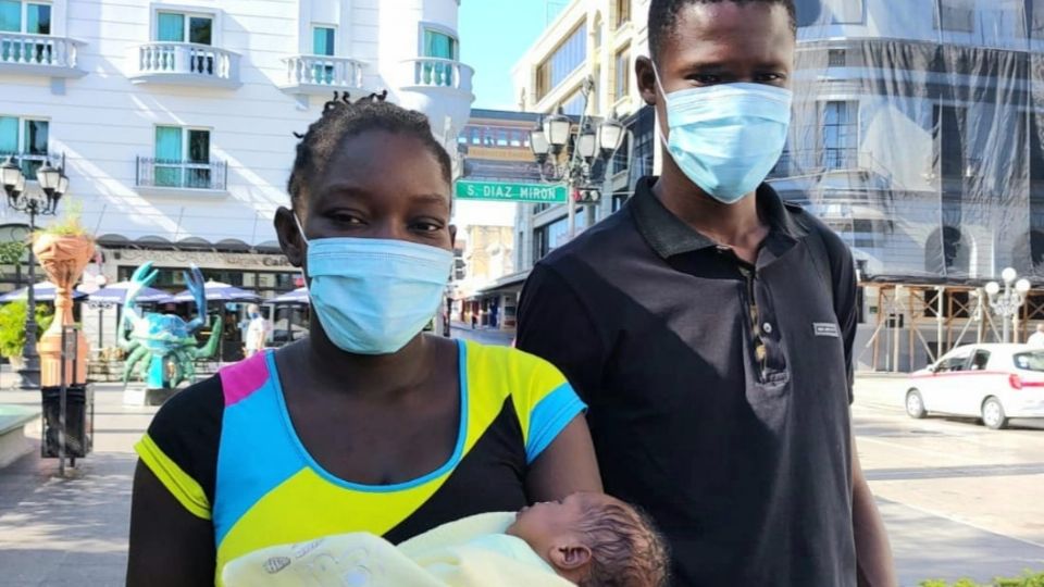 Padres de bebé haitiano inician trámites de regularización migratoria.