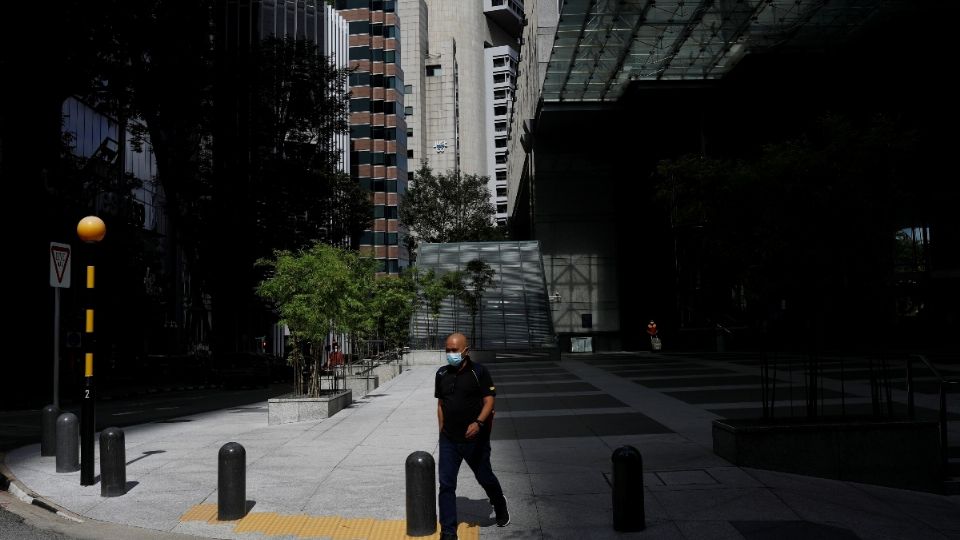 SINGAPUR. Las oficinas lucen vacías ante el incremento del home office. Foto: REUTERS