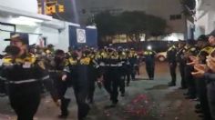 Marcha feminista: Compañeros reciben con pétalos de rosas y aplausos a las mujeres policía | VIDEO