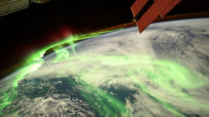 Astronauta captura deslumbrante foto de una aurora verde y roja desde el espacio