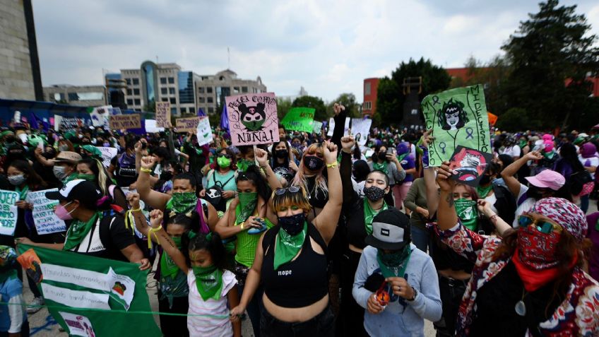 Marcha feminista en la CDMX: Van 18 personas heridas en enfrentamientos, entre policías y civiles