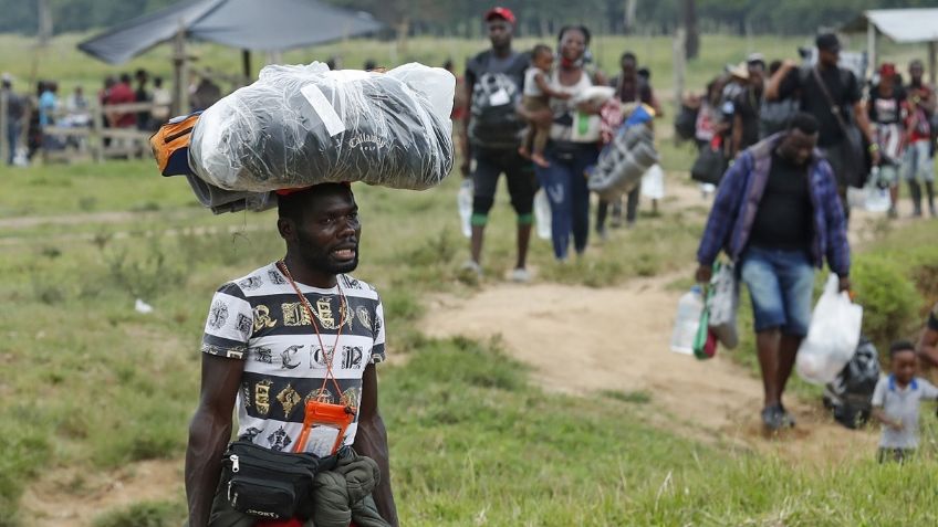 Negocio en cruce migrante; colombianos ayudan a haitianos a llegar a la selva