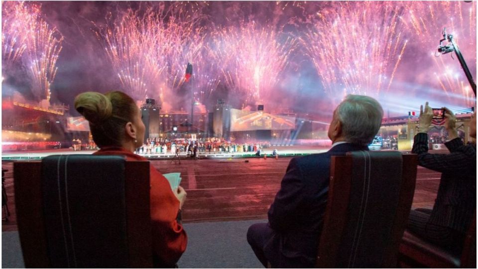 El presidente Andrés Manuel López Obrador disfrutó del espectáculo junto a su esposa Beatriz Gutiérrez
(Foto: Twitter)