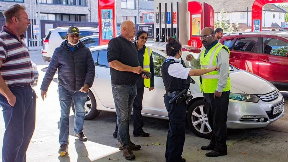 El estrés invadió a la capital inglesa para desatar el pánico por las compras de gasolina y por las peleas. Foto: Daily Mail