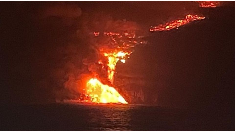 La lava tiene un temperatura superior a los 1,000 grados centígrados (Foto: Twitter @IEOoceanografia)