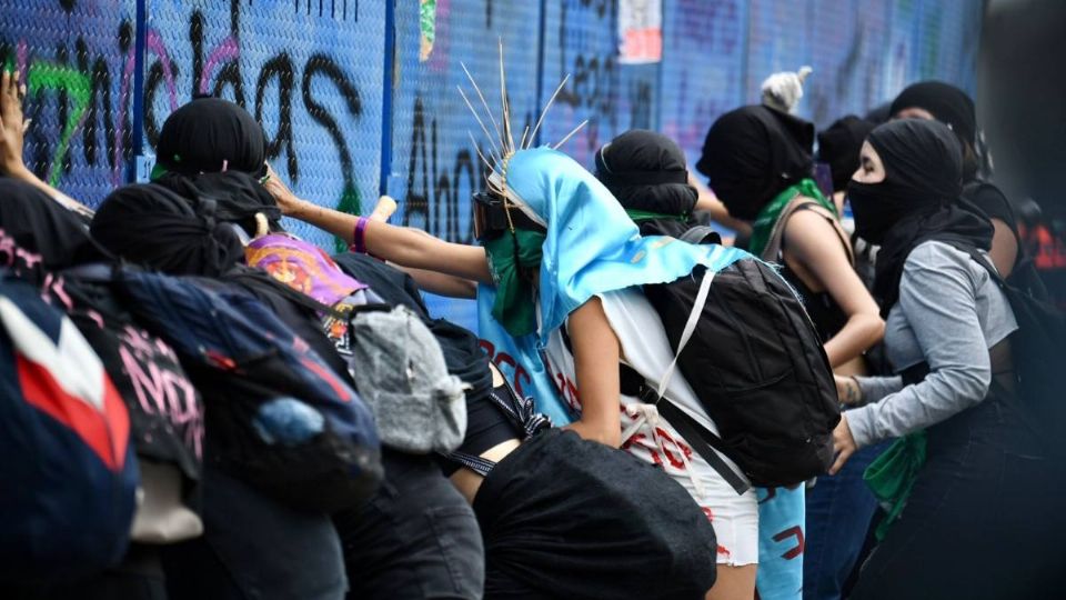 Las mujeres partieron del Ángel de la Independencia y avanzaron hasta el Zócalo capitalino (Foto: Leslie Pérez)