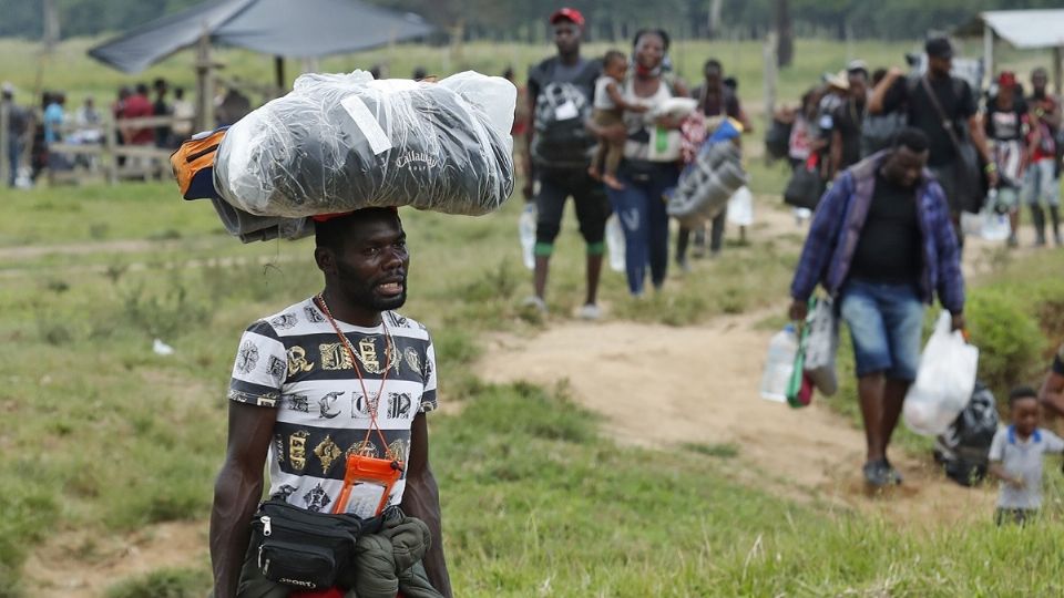 Jóvenes se contratan para ayudar a los haitianos a atravesar por la selva. Foto: Agencias
