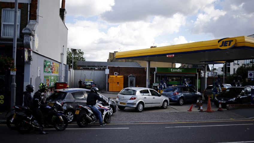 Igual que AMLO, el gobierno británico llevará en pipas la gasolina a las estaciones por escasez