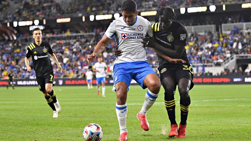 ¡De vergüenza! Así fue cómo un aficionado del Cruz Azul invadió la cancha y golpeó a un jugador del San José Earthquakes