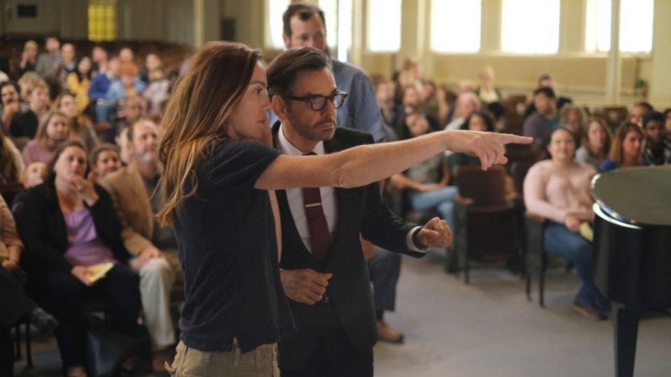 Eugenio Derbez recibe indicaciones de Sian Heder,
durante una escena de la cinta. Foto: Apple TV +