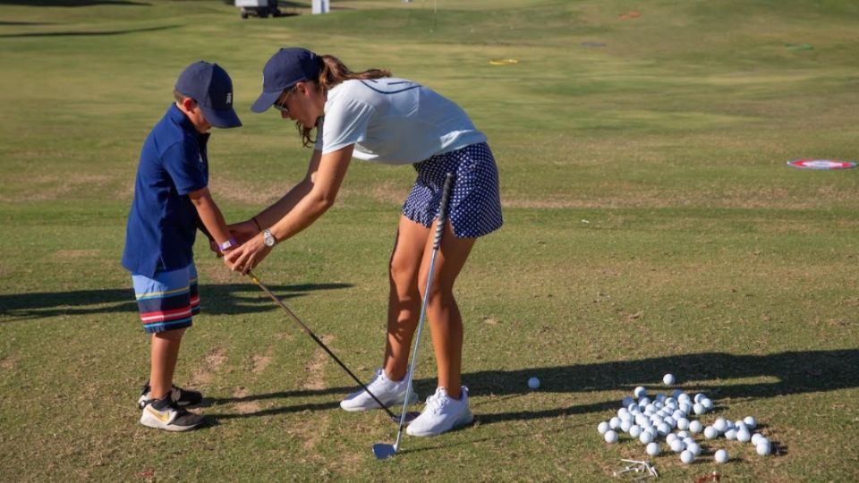 Se trata de una clínica de golf para que niños aprendan a jugar. Foto: Especial