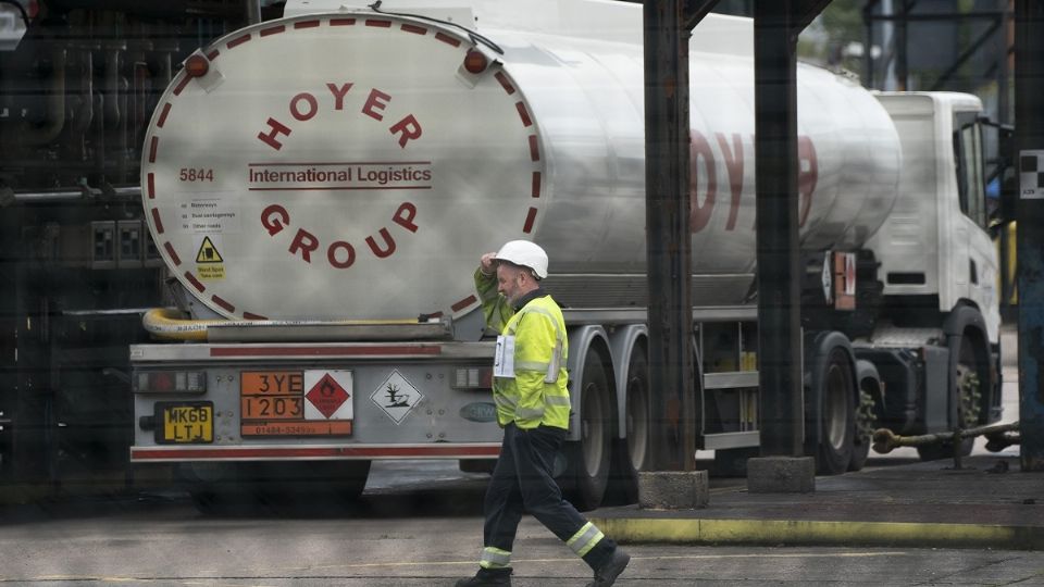 Decenas de militares comenzaron a conducir pipas para revertir la falta de combustible. Foto: AP
