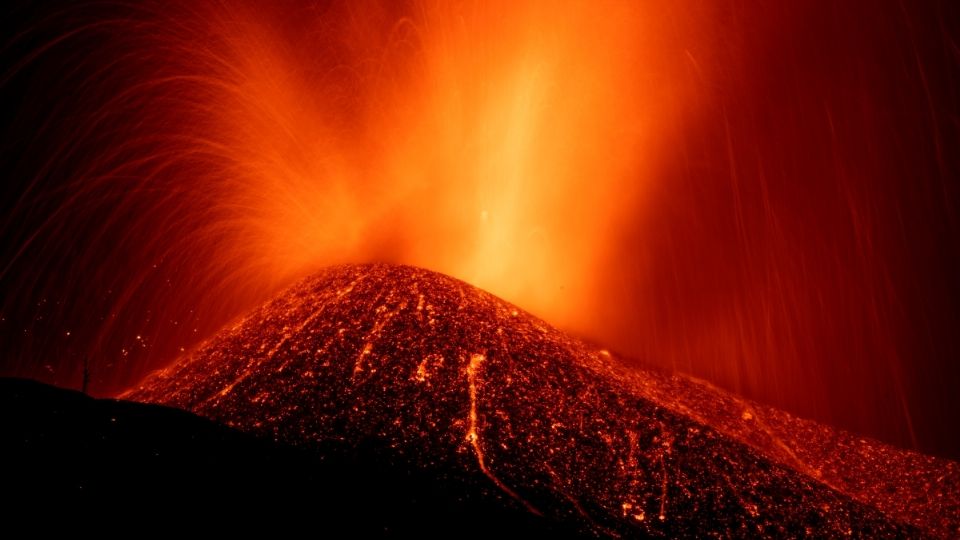 La lava del volcán Cumbre Vieja en la isla La Palma, en España, llegó al mar en la costa de Tazacorte. Foto: AP