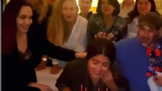 Salma HAYEK sopla las velas y recibe PASTELAZO de Angelina JOLIE ¡Lo MEJOR que verás hoy!: VIDEO