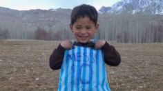 Niño con camiseta hecha de plástico de Messi pide auxilio para salir de Afganistán