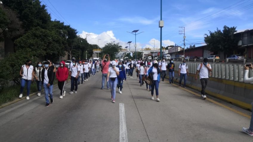 Autopista del Sol en Chilpancingo, Guerrero, es bloqueada por normalistas