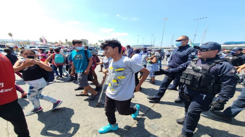 Migrantes protestan en Garita Internacional; agentes de EU cierran cruce