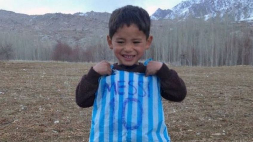 Niño con camiseta hecha de plástico de Messi pide auxilio para salir de Afganistán