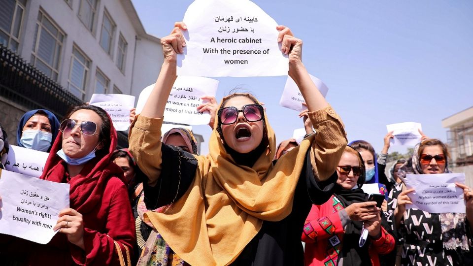 Pese al riesgo, algunas mujeres en Kabul protestaron para exigir que se respeten sus derechos logrados en dos décadas. Foto: Reuters

