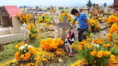 Otomíes embellecen panteones para el festejo de Día de Muertos